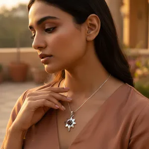 Colgante de Plata 925 con Flor y Piedra de Granate para Mujer, Chapado en Oro Rosa y Rodio, Tipo Joyería - Product Image 2