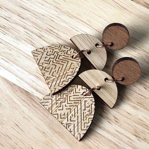 Pendientes de madera hechos a mano con detalles artísticos de resina, formas talladas y acabado brillante, ideales para regalar, uso y estilo diario - Product Image 3