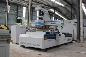 Machine de découpe et de <span class=keywords><strong>gravure</strong></span> CNC 1328 ATC à faible coût avec changeur d'outils en ligne droite - Product Image 3