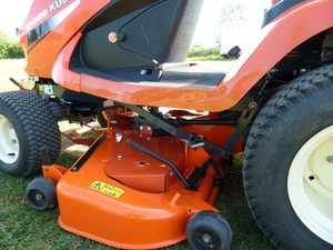 เครื่องตัดหญ้าอุตสาหกรรม GR2120 รุ่นดั้งเดิม เครื่องยนต์ 2 จังหวะ 5.5 แรงม้า ขับเคลื่อน 4 ล้อ พร้อมระบบขับเคลื่อนไฮโดรสแตติก ขนาด 125 ซีซี รับประกัน 2 ปี - Product Image 5