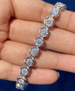 Preciosa Pulsera de Tenis con Diamantes Moissanite de Corte Redondo en Claridad VVS para Mujer en Plata de Ley 925 - Product Image 6