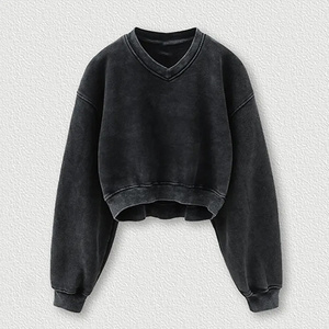 Sweat-shirts à capuche en molleton de coton lourd à col en V pour femmes avec logo imprimé sur le devant Style de corps court Col en V Pulls à capuche - Product Image 2