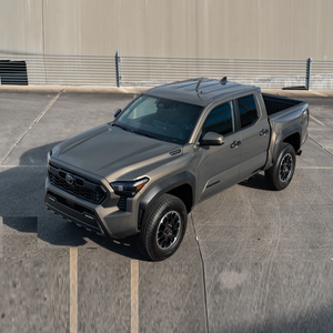 Oferta Destacada: Camioneta Híbrida Tacoma 2025 de Cuatro Puertas, Transmisión Automática, Tracción en las Cuatro Ruedas, Exterior Marrón - Product Image 1