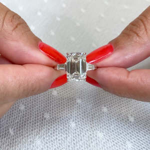 Bague de fiançailles pour femme en diamants taille émeraude et baguette conique certifiés IGI 4,70 carats, style cathédrale trois pierres - Product Image 1