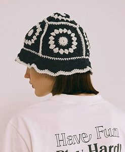 Chapeau seau en crochet avec logo brodé personnalisé pour femmes, bonnets, casquette en tricot, chapeau d'hiver design, bonnet en satin de soie - Product Image 4
