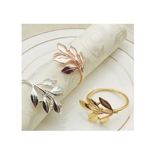 Anneaux de serviette en métal faits à la main, inspirés d'un luxe minimaliste, avec surfaces polies et une sophistication durable pour la décoration de table moderne. - Product Image 6