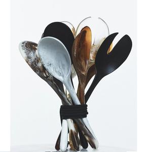 Juego de servidor de ensalada de resina con mango corto de primera calidad, diseño de remolino blanco, acero espejado moderno hecho a mano para ocasiones de fiesta, multicolor - Product Image 1