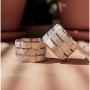 Ensemble de 2 ronds de serviette en laiton nacre pour décoration de table, occasion de mariage, porte-serviettes en tissu personnalisé - Product Image 1