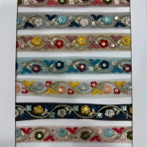 Bordure de dentelle brodée traditionnelle faite à la main de 24MM Base en filet souple Fil de polyester rayonne multicolore Bordure de tissu décoratif de luxe - Product Image 1