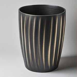 Cubo de basura de latón hecho a mano de primera calidad con superficie negra pulida diseñada para interiores decorativos y utilidad elegante. - Product Image 3