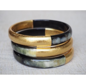 Brazalete Único Tallado en Cuerno de Búfalo, Hecho a Mano, Productos Naturales y Orgánicos - Product Image 6