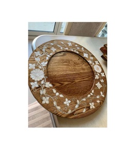 Plato de Madera Moderno Árabe con Incrustaciones de Nácar para Servir Chocolate en Ramadán, Ideal para Presentación de Postres y Regalos en Hogares de Lujo - Product Image 1