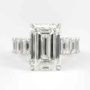 Anillo de compromiso de moissanita de oro blanco hecho a mano más vendido, piedra moissanita y ajuste clásico para mujer disponible para la venta - Product Image 1