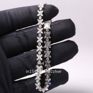 Acentúa tu elegancia con nuestra pulsera de plata de ley 925 para mujer con diamantes redondos de moissanita de corte Marquesa - Product Image 3