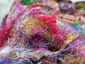 Fibre de soie sari multicolore sur mesure, fabriquée à partir de déchets de soie sari en plusieurs couleurs assorties, adaptée au bain - Product Image 3