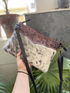 กระเป๋าคาดเอวหนังวัวแท้สำหรับผู้หญิงสไตล์โบฮีเมียนทำมือสลักลายเทอร์ควอยซ์แบบมีซิปสำหรับปิดด้วยมือของศิลปิน - Product Image 2