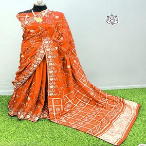 Sari in Seta da Donna con Tessitura Bandhej, Design Floreale, Bordo Decorativo e Dettaglio Pallu, Prodotto in India - Product Image 1