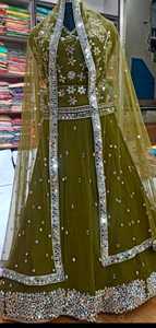 Robe ethnique Lehenga Choli élégante et moderne brodée à la main vêtements indiens et pakistanais aux dernières tendances pour les fans - Product Image 3