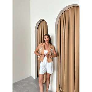 Chaleco de Gabardina Marrón para Mujer con Elegantes Detalles de Encaje - Product Image 4