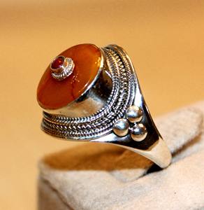 Anillo de Plata 925 con Baño de Oro de 24K y Coral Rojo Sintético, Hecho a Mano, Estilo Étnico, Anillo de Compromiso Personalizado - Product Image 4