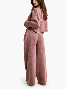 ชุดวอร์มผู้หญิงผ้าฝ้ายแท้ 100% ล้างสีแบบ Acid Wash สำหรับฤดูหนาว รับผลิตแบบ OEM/ODM พร้อมสกรีนโลโก้พิมพ์นูน 2 ชิ้น เสื้อครอปแขนยาว กางเกงทรงหลวม - Product Image 3