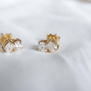Pendiente de moissanita de dos piedras Toi Et Moi Stud Pendiente 2,00 CTW Pera y corte redondo Moissanite Stud Oro amarillo D/VVS1 Pendiente Mujer - Product Image 1
