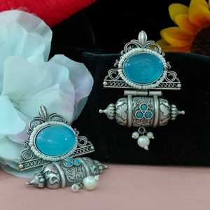 Pendientes de metal oxidado Premium Vintage, encanto rústico y detalles intrincados hechos de metales chapados en plata o aleados - Product Image 2