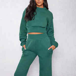 Ensemble de survêtements d'hiver tendance pour femmes Survêtements OEM Ensemble de pantalons de survêtement et sweat à capuche court avec logo personnalisé pour femmes - Product Image 1