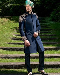 STUNNING--GOLD BRODERIE ZARDOZI SUR VELOURS MARINE SHERWANI & PANTALON NOIR AVEC CHAUSSURE CORRESPONDANTE pour FÊTE/MARIAGE @ 2023 - Product Image 1