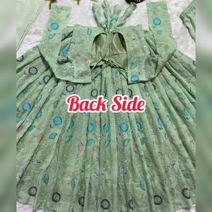 Costume en rayonne brodé Nyra Cut avec pantalon assorti et mousseline de soie tie-dye Dupatta pour tous les élégants au prix de gros - Product Image 4