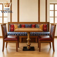 Ensemble de mobilier de restaurant d'hôtel de style bohème personnalisé, table à manger rembourrée, chaises en bois pour projet hôtelier