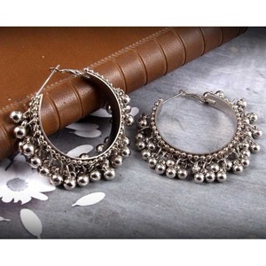Ensemble de bijoux de luxe plaqué or avec bracelet et boucles d'oreilles géométriques en diamants, perles et strass pour fêtes et mariages - Product Image 4