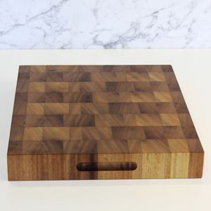 Tabla de cortar versátil hecha de madera natural para complementar su cocina con belleza y precisión - Product Image 3
