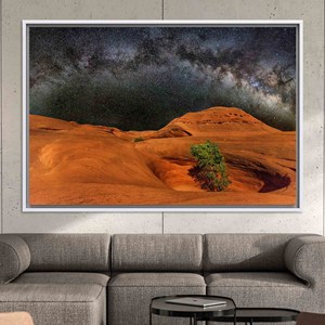 Impression sur toile de vue nocturne sur le désert : Art mural élégant et moderne, toile encadrée blanche - Product Image 1