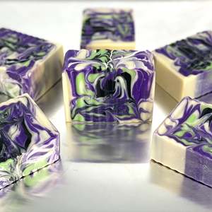 Savon Solide Artisanal Parfait pour le Corps et le Visage, Blanchissant aux Huiles Essentielles, à la Santal - Product Image 1