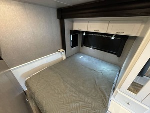 รถพ่วงสำหรับตั้งแคมป์25V รถยนต์มือสอง2024 NE x US RV Viper Class B + Gas motorhome - Product Image 2