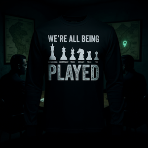 T-shirt a maniche lunghe con teoria della conspirazione 'We're All Being Played' - Prodotto promozionale - Product Image 2