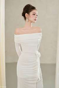 Nuevo artículo 2026 Vestido largo con hombros descubiertos, cintura con volantes, detalle floral lateral, para fiesta o playa, poliéster y spandex, OEM ODM Vietnam - Product Image 3