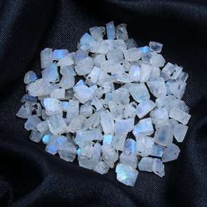 Piedra de basalto en piedra lunar blanca, piedra de basalto en crudo, tachuelas de cristal, llavero de piedras preciosas, carvings de Esmeralda, cristal crudo - Product Image 6