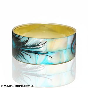 Brazalete Artesanal de Nácar y Latón con Incrustaciones Iridiscentes de Ojo de Pavo Real, Joyería Boho Chic - Product Image 2