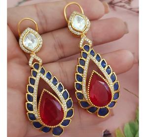 Pendientes de tuerca de latón chapado en oro de la mejor calidad con piedras de moissanita, diseño moderno y elegante para mujer, ideales para bodas y fiestas. - Product Image 2