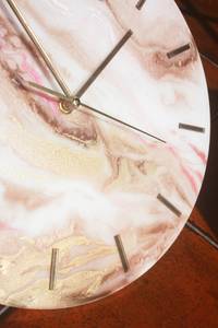 Horloge murale en résine artisanale, véritable tranche de bois, design en résine époxy, affichage à aiguilles, pour décoration murale de salon moderne - Product Image 3