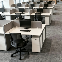 Poste de travail de bureau moderne pour 4 personnes, table de bureau modulaire avec écran de séparation