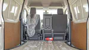 SOLDES D'ÉTÉ 2024 - Véhicule d'occasion Toyota Hiace Toit Haut, Boîte Manuelle, Conduite à Gauche, Essence Turbo, Sièges en Cuir, Intérieur Sombre R21 - Product Image 6