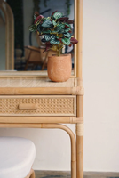Table de toilette en rotin et bois massif écologique faite à la main avec miroir et tabouret – Ensemble coiffeuse minimaliste pour chambre, salon ou hôtel