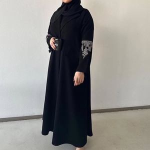 Abaya en soie artisanale de haute qualité à manches longues, infroissable, ornée de cristaux, design inspiré de Dubaï, best-seller, tradition musulmane - Product Image 1