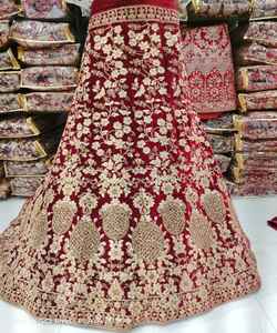 Séquence de broderie en velours la plus choisie avec travail de la pierre Lehenga Choli avec Dupatta Vêtements de mariage pour femmes Prix de gros Vêtement Alphanumero - Product Image 3