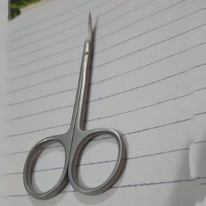 Ciseaux à ongles à cuticules de qualité supérieure finition sable lame incurvée bord pointu 3.5 pouces ciseaux à cuticules - Product Image 3