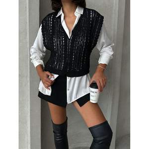 เสื้อเบลาส์คอวีสีดำสำหรับผู้หญิง ยี่ห้อ Topshow แบบถักลาย ขายส่ง - Product Image 2