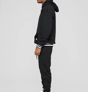 Ensemble jogging à capuche noir pour homme, streetwear, survêtement deux pièces, détail ourlet rayé, tenue décontractée assortie, 100% coton - Product Image 2